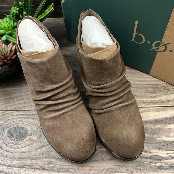 NIB BOC Born Settle Taupe Suede Ruched Ankle Bootie 9M 40.5 - Picture 2 of 12